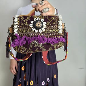 Hand bestickt Rajasthan Indien Handtasche, Banjara Boho Stammes Patchwork Kauri Muschel Perlenarbeit, Hand genähte ethnische Umhängetasche