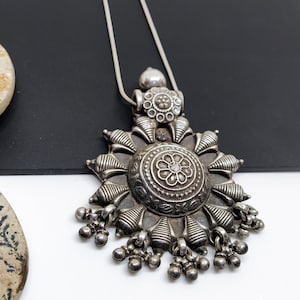 Ciondolo fatto a mano tribale in argento sterling ossidato al 92,5% intagliato a mano con catena in argento sterling 925/realizzato in Rajasthan, India/collana unisex etnica