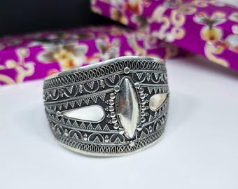 チュニジアの古い民族ベルベル人のブレスレット。北アフリカの