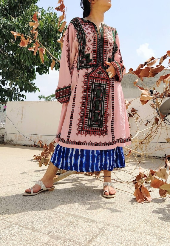 2000年代のヴィンテージピンクアフガニスタン伝統手刺繍バロチ女性用 