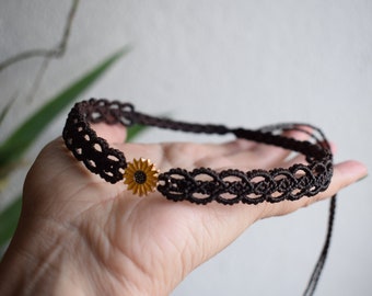 Zonnebloem charme verstelbare macrame choker in donkerbruin