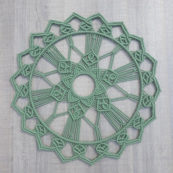 Rosace mandala macramé vert eucalyptus