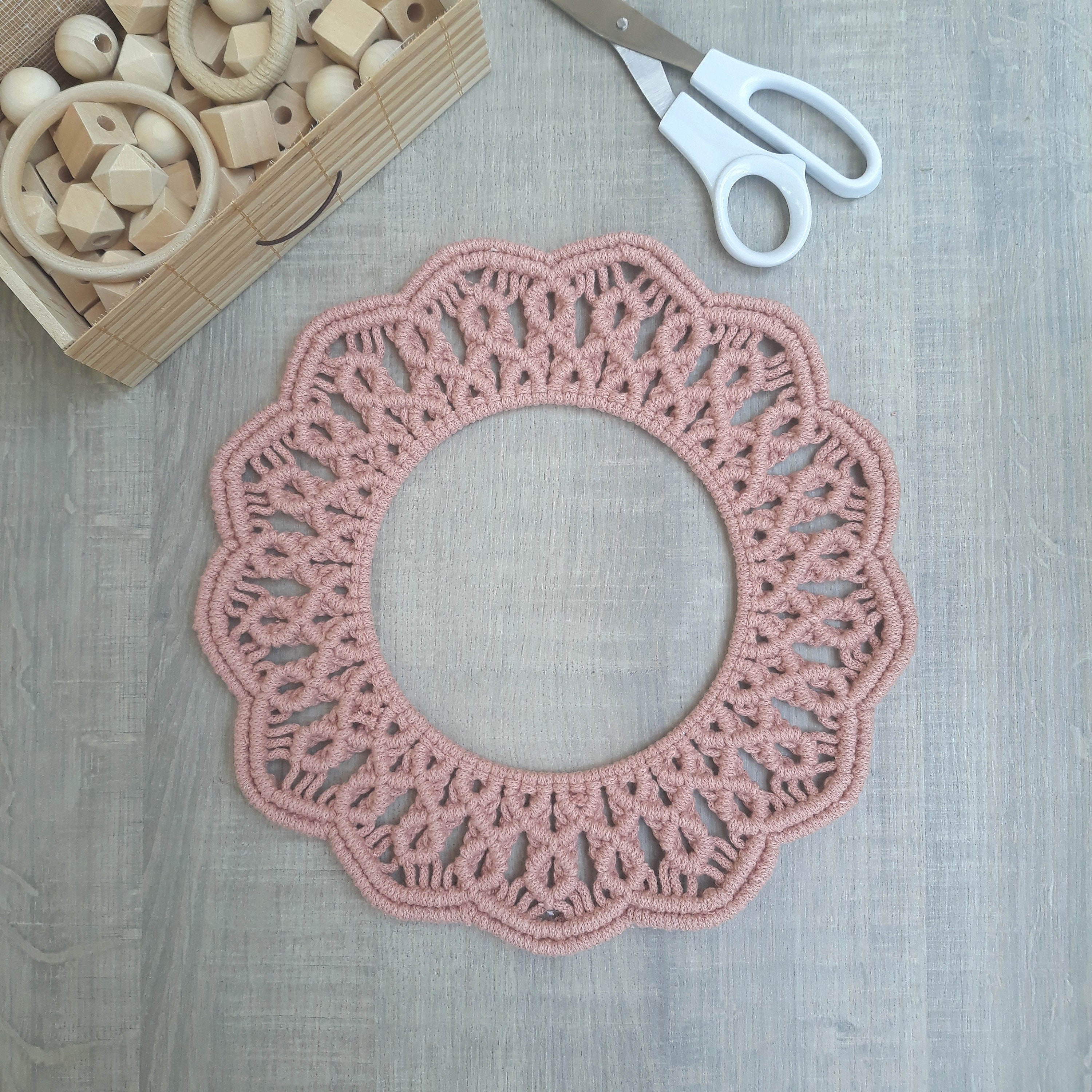 Décoration Couronne Macramé avec Perles en Bois Personnalisable