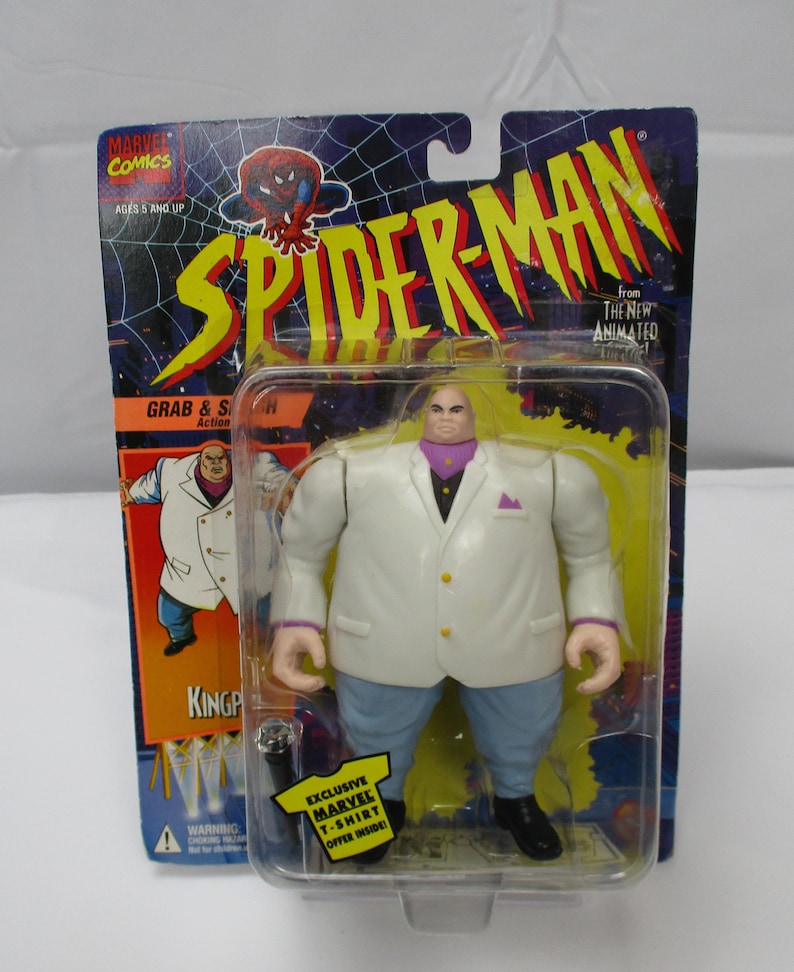 Pu&ograve; includere: Una action figure di Kingpin della serie animata di Spider-Man. La figura indossa un abito bianco con una camicia e una cravatta viola. La figura &egrave; confezionata in una confezione blister di plastica con un retro in cartone. La confezione presenta il logo di Spider-Man e le parole "Grab & Smash Action".