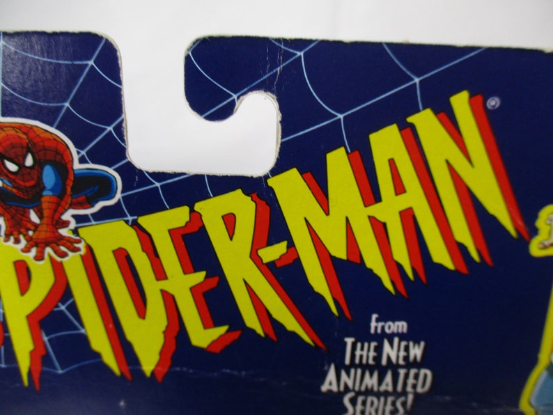 Pu&ograve; includere: Un logo di Spider-Man blu e giallo con il testo "From The New Animated Series!" su uno sfondo blu con un motivo a ragnatela.