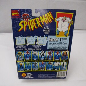 Pu&ograve; includere: Una scatola di cartone blu e bianca con un'immagine di Spider-Man e Kingpin della serie animata. La scatola presenta una descrizione di Kingpin, il colossale signore del sottosuolo. La scatola include anche un elenco di altre figure di Spider-Man da collezionare.