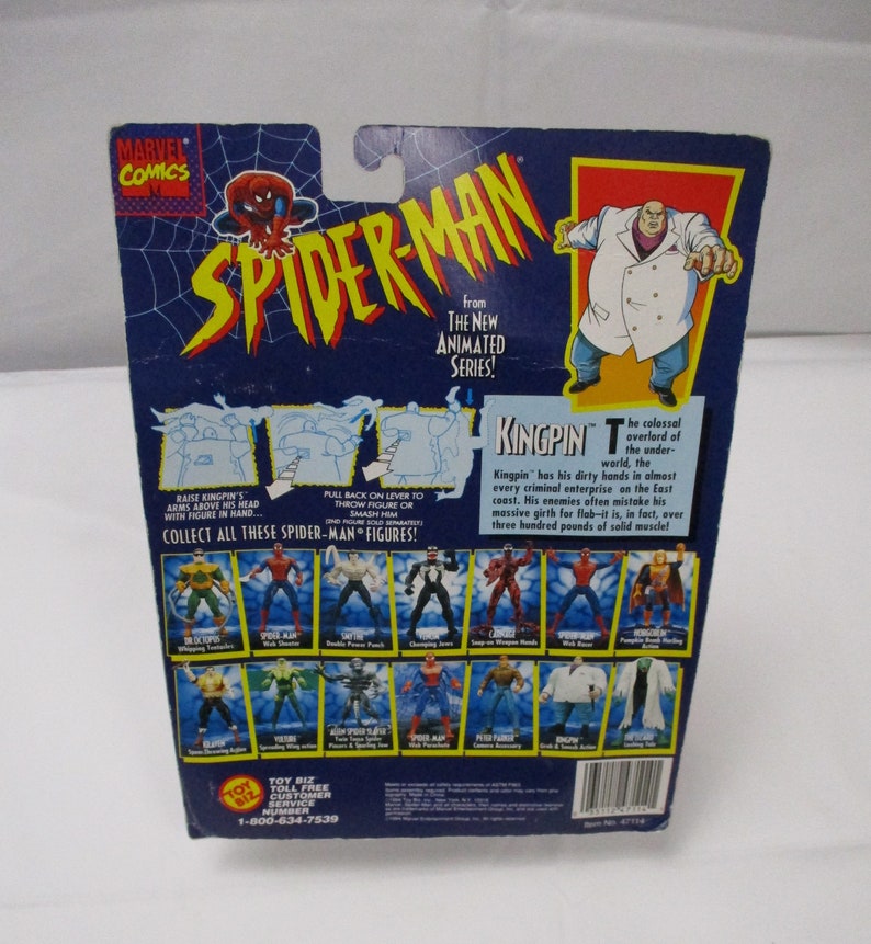 Pu&ograve; includere: Una scatola di cartone blu e bianca con un'immagine di Spider-Man e Kingpin della serie animata. La scatola presenta una descrizione di Kingpin, il colossale signore del sottosuolo. La scatola include anche un elenco di altre figure di Spider-Man da collezionare.
