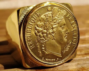 Anillo de sello cuadrado con diseño Ceres de 20 francos en acero inoxidable chapado en oro fino. Hermoso acabado y hecho a mano.