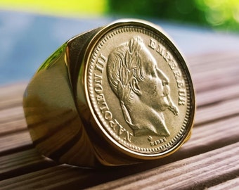 Anillo de sello cuadrado de la época de Napoleón III, de 20 francos, en acero inoxidable con baño de oro fino. Acabado de gran calidad.