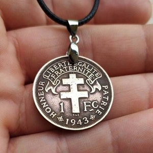 Collar con colgante de moneda de la Cruz de Lorena de 1 franco de 1943, auténtico, muy bonito acabado, hecho a mano.