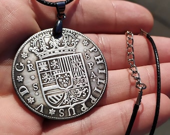 Handgefertigter Piratenmünzen-Anhänger, 8 Reales Felipe V., Sevilla, Spanien