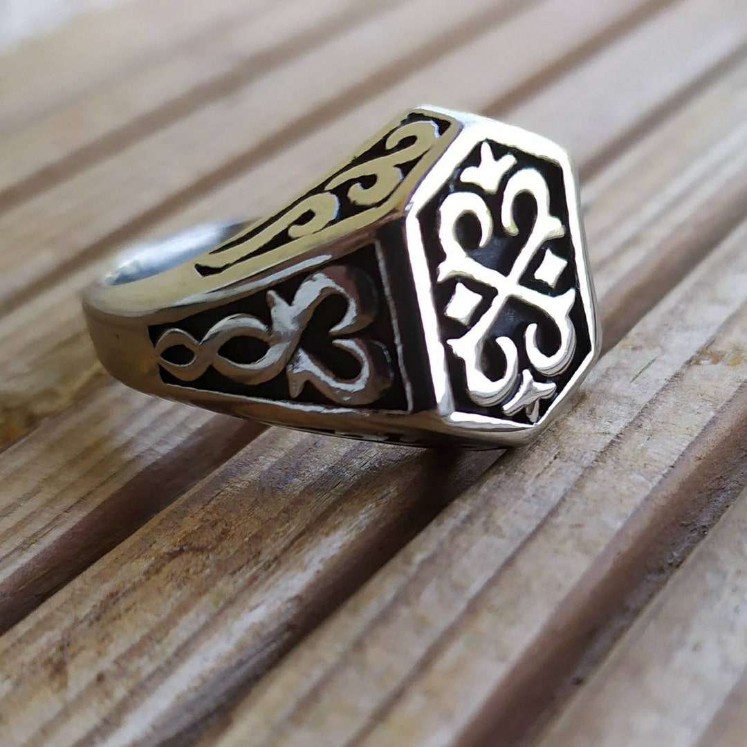 Bague Chevalière Signée Pygmées En Acier Inoxydable - Taille 56, Couleur Multicolore - Occasion Comme Neuf
