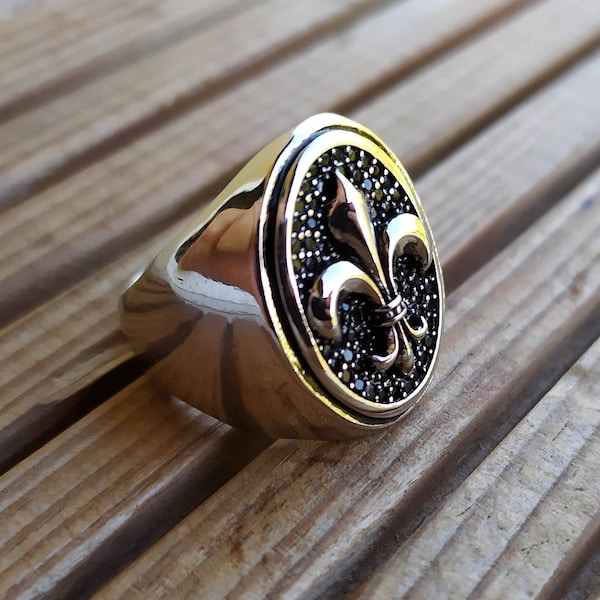 Bague Chevalière "Fleurs de Lys" Recouvert d'Argent Massif Sterling 925 Avec Pierres Noire Très Belle Finition