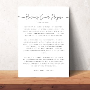 以下が含まれることがあります： ビジネスオーナーのための白黒の印刷可能な祈り。祈りは「天の父」に宛てられており、ガイダンス、力、繁栄を求めています。テキストには「イエスの名において、祈ります。アーメン。」というフレーズが含まれています。