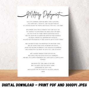Könnte beinhalten: Weißer Druck mit dem Schriftzug "Military Deployment" in eleganter Schrift. Der Druck enthält ein Gedicht über Militärdienst und Opferbereitschaft. Unten steht "DIGITAL DOWNLOAD - PRINT PDF AND 300DPI JPEG."