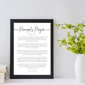 Puede incluir: Un p&oacute;ster imprimible en blanco y negro con el texto "Oraci&oacute;n del director" y una oraci&oacute;n para un director de escuela. La oraci&oacute;n est&aacute; escrita en un estilo formal y tradicional.