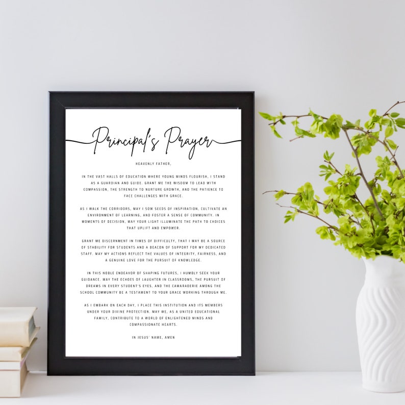 Puede incluir: Un p&oacute;ster imprimible en blanco y negro con el texto "Oraci&oacute;n del director" y una oraci&oacute;n para un director de escuela. La oraci&oacute;n est&aacute; escrita en un estilo formal y tradicional.