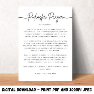 Puede incluir: Una impresión digital descargable en blanco con el texto "Podcaster Prayer" en escritura elegante. La oración está impresa en negro, con las palabras "Digital Download - Print PDF and 300DPI JPEG" en la parte inferior. La impresión está sobre un fondo blanco.