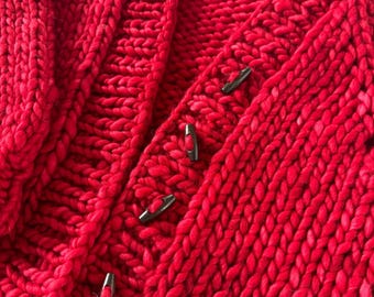 Ręcznie robiony na drutach kardigan dziecięcy z grubej wełny merynosów – Ravelry Red
