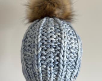 Ręcznie robiona na drutach czapka z wełny merynosów: niebieska czapka dla dorosłych z pomponem
