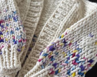 Wzór na mini kardigan Rumi: Gruba kurtka dziecięca (wzór w formacie PDF)