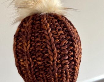 Ręcznie robiona na drutach czapka z wełny merynosów: czapka Coronilla dla dorosłych z pomponem | Karmelowo-złota