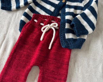 Ręcznie robiony na drutach ubranko dla dziecka z wełny merynosów: kardigan i spodnie w stylu marynarskim