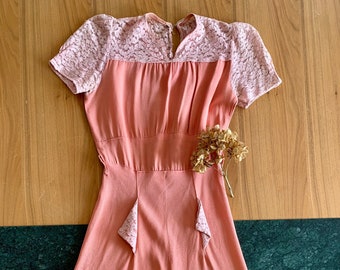 1930s 1940s pfirsichrosa Kleid mit Puffärmeln und tollen Taschendetails aus Spitze