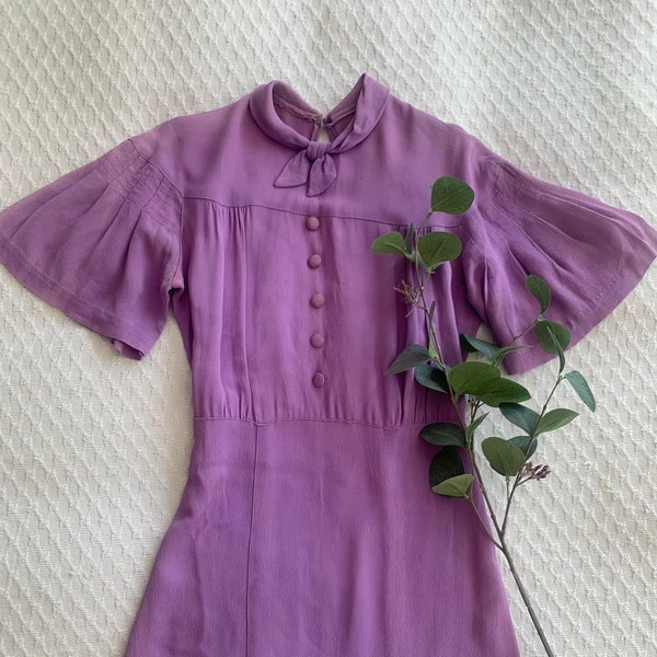 Gorgeous and rare colored vintage 1930s early 1940s  lilac flutter sleeve dress