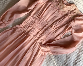 Vintage klänning i rosa spets och soutache-chiffong från 1940- och 1930-talet.