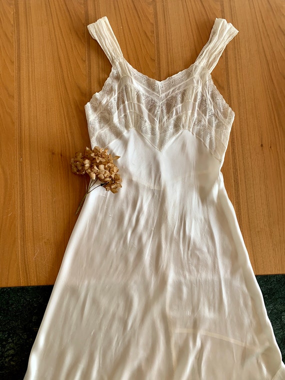 Vintage 1930s / 1940s white satin slip with lace d