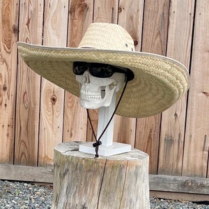 Sombrero de paja ranchero Grande Mega, NATURAL. Tamaño del ala: aproximadamente 7,50 pulgadas. Circunferencia interior: aproximadamente 23,25 pulgadas. Tamaño total del sombrero: aproximadamente 23,5 x 22 pulgadas.