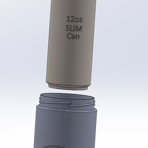 Op de afbeelding: Een explosiebeeld van een grijze 473 ml Tall Can en een grijze 355 ml Slim Can met een bruin deksel. De 355 ml Slim Can heeft de tekst "12oz SLIM Can" erop gedrukt. De 473 ml Tall Can heeft de tekst "16oz Tall Can" en de merknaam "YETI" erop.