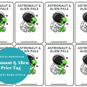Puede incluir: Etiquetas de precio imprimibles con un astronauta y un extraterrestre tomados de la mano. El texto "Astronaut & Alien Price Tag" está en un círculo turquesa con el texto "Digital Download" y "Crafty Bama Stitch" debajo.