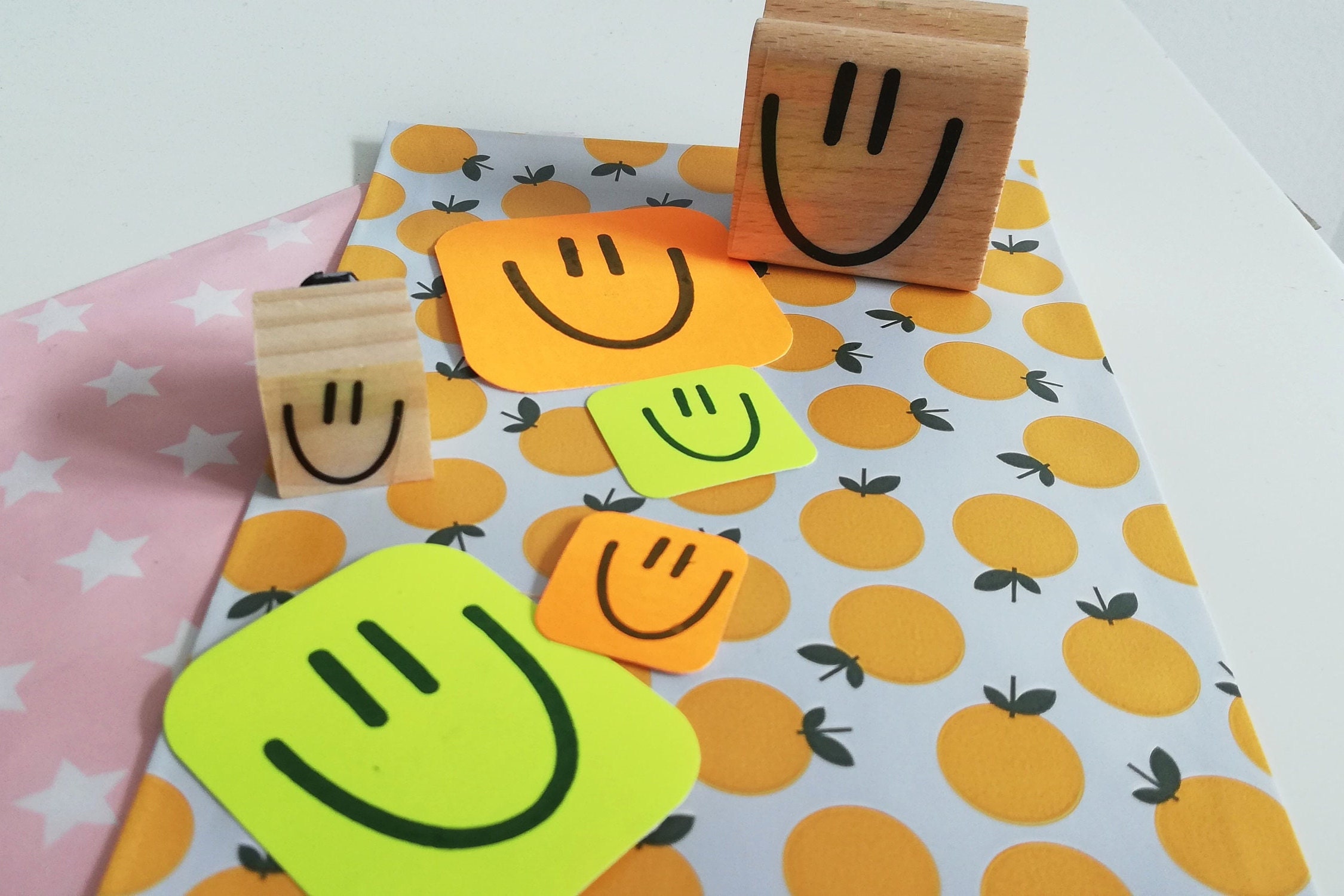 Moderne Emoji Lachgesicht Kinder Vinyl Tischsets Moderne Emoji Lachgesicht Kinder Vinyl Tischsets