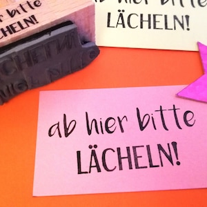 Stempel ab hier bitte lächeln, Gute Laune Stempel, Stempel Freundschaft, lustiger Spruch Stempel, Holzstempel Text, Stempel Bullet Journal