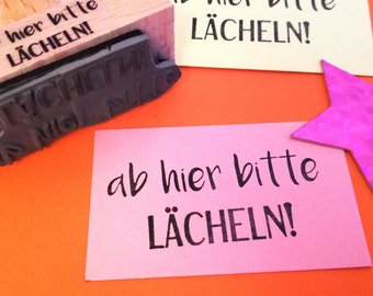 Stempel ab hier bitte lächeln, Gute Laune Stempel, Stempel Freundschaft, lustiger Spruch Stempel, Holzstempel Text, Stempel Bullet Journal