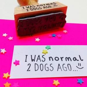 I was normal 2 dogs ago Stempel, Hundefreunde Stempel, Stempel Hundeliebe, Holzstempel Spruch, Bullet Journal Stempel, Typo Stempel