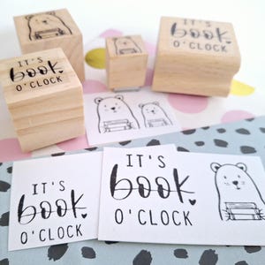 Stempel Buch Stempel Bücherwurm Stempel Lehrer Schule Stempel it's book o'clock Bär