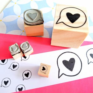 Tampon en forme de coeur avec bulle de dialogue