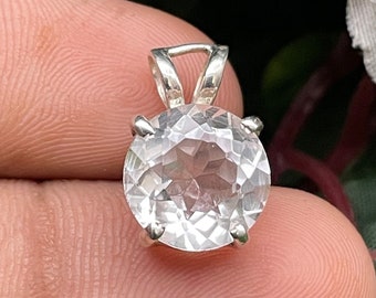 Pendentif en argent sterling et quartz transparent : pierre gemme ronde à facettes
