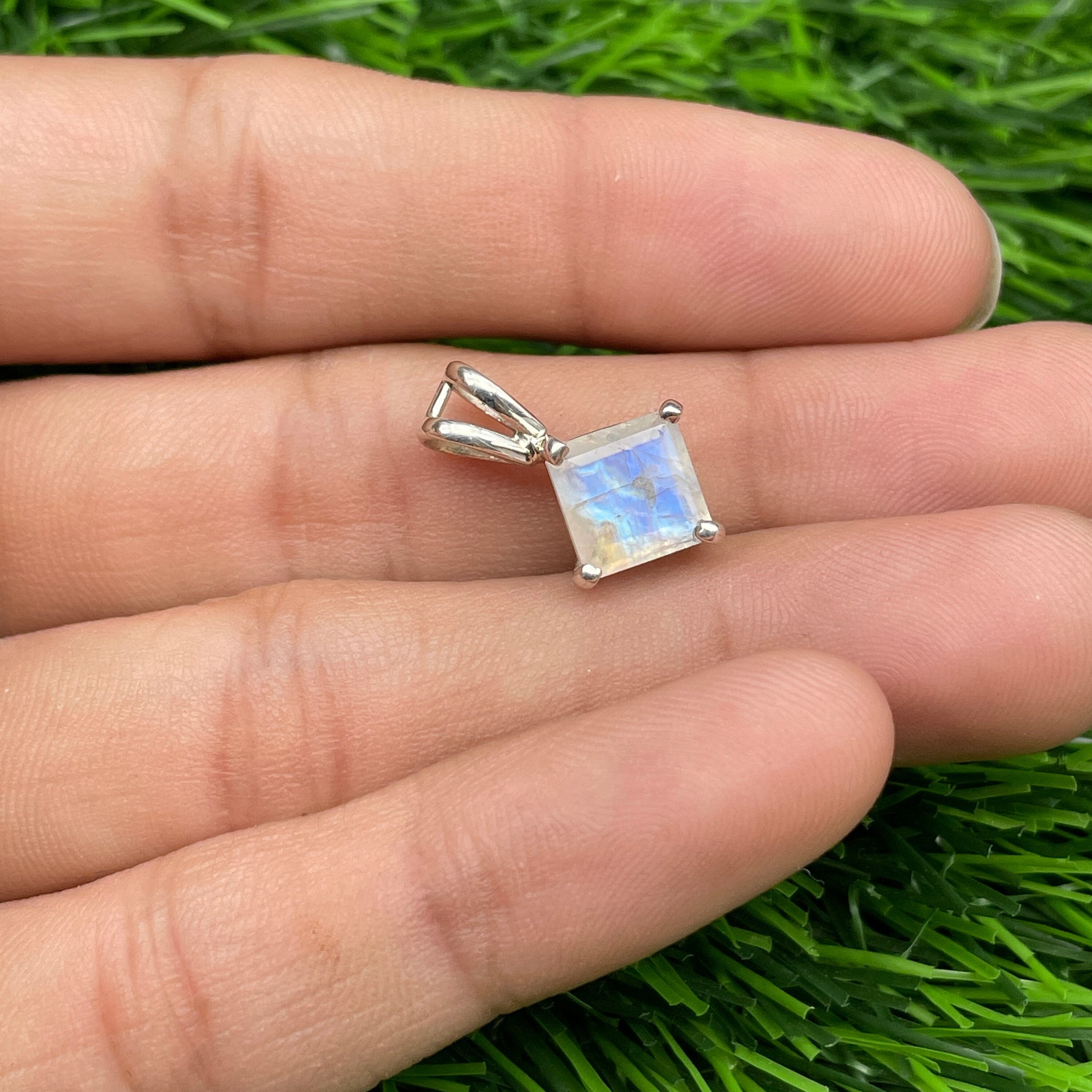 Pendentif carré en pierre de lune arc-en-ciel : pierre précieuse en argent sterling