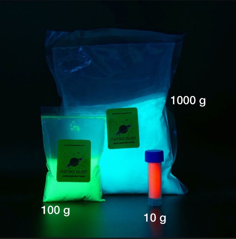 Puede incluir: Tres bolsas de polvo que brilla en la oscuridad en diferentes tama&ntilde;os: 1000 gramos, 100 gramos y 10 gramos. Las bolsas est&aacute;n etiquetadas con "Astro Dust" y tienen un logotipo de planeta. El polvo es de color verde brillante.