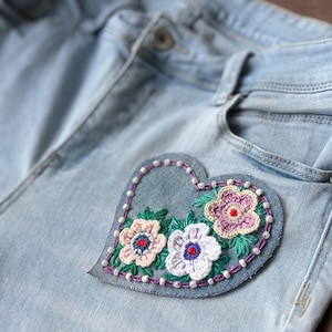 Parche de corazón de mezclilla bordado a mano con flores de ganchillo: aplique para coser en prendas de vestir, adorno bohemio, parche decorativo para remiendos visibles.