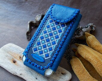 Borsa a tracolla per cellulare in vera pelle da donna; borsetta per cellulare in pelle blu ricamata e cucita a mano; regalo artigianale per lei; stile boho