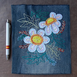 Patch de jeans floral bordado à mão: aplique de boro reciclado