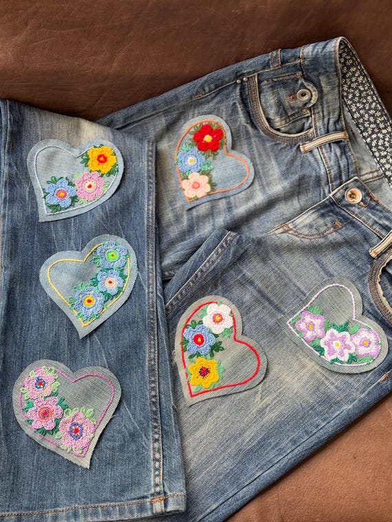 Toppa termoadesiva in denim con cuore floreale ricamata a mano per