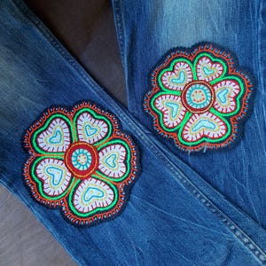 Patch jeans bordado à mão: aplique de coração floral colorido