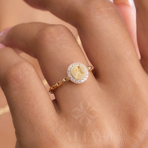 14K Gold Initial Ring, Round Signet Ring, Engraved Pinky Ring, Personalized Stacking Ring, Chain Band Ring, Custom Cursive Initial Ring