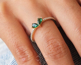 14K Gold Heart Emerald Ring, Pear Emerald Ring, Green Stone Wedding Band Ring, Delicate May Birthstone Ring, Dainty Stacking Custom Ring